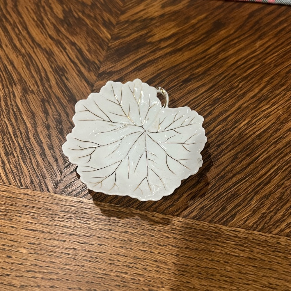 Vintage Leaf Trinket Dish – White with Gold Veining | Jewelry / Ring Dish
